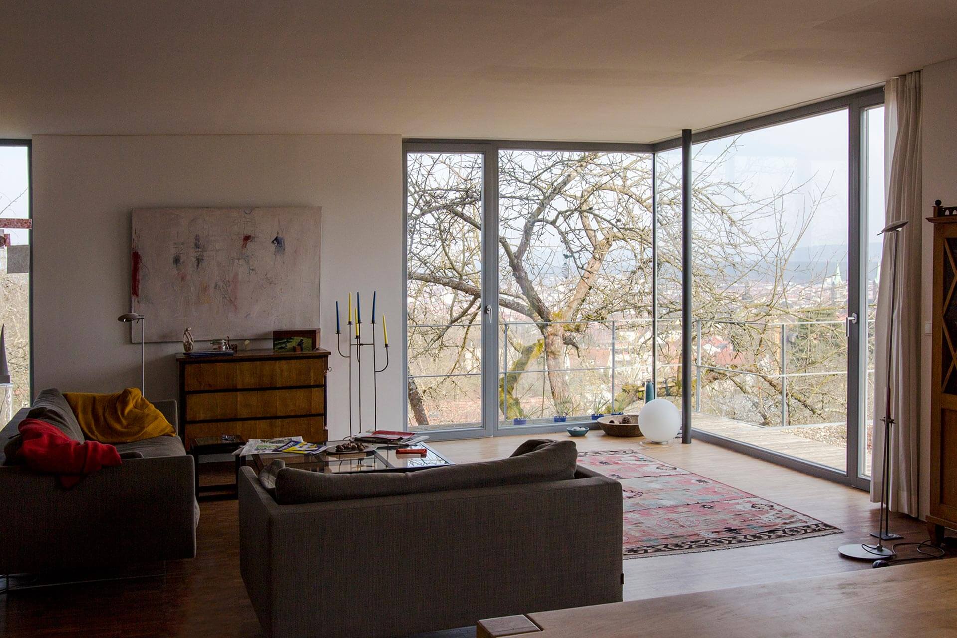 Einfamilienhaus mit Blick über Stadt