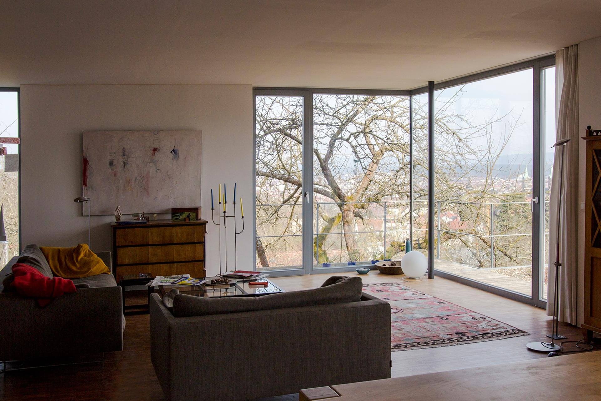 Einfamilienhaus mit Blick über Stadt